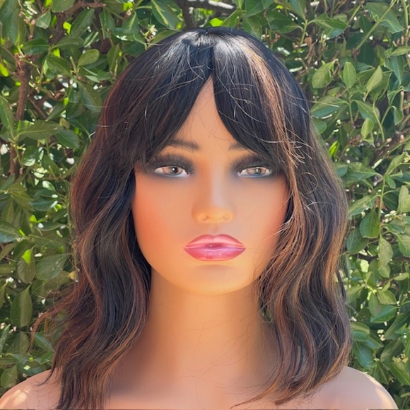 Synthetic shoulder length Wig (M) - Picture 1 of 3